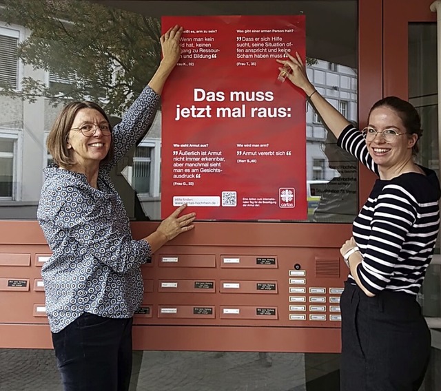 Mechthilde Frey-Albert und Andrea Timm hngen ein Plakat zum Thema Armut auf.  | Foto: Caritasverband Hochrhein e.V.