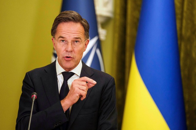 Nato-Generalsekret&auml;r Mark Rutte h...b&uuml;ndnis zu bekommen. (Archivbild)  | Foto: Evgeniy Maloletka/AP/dpa