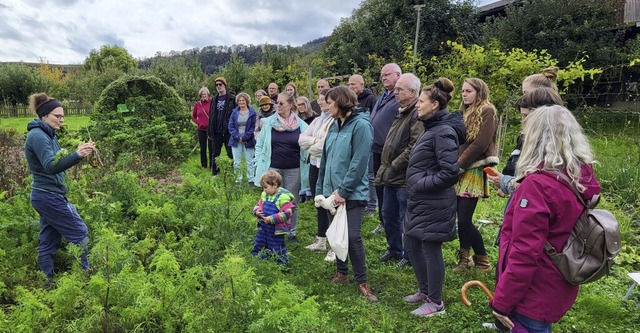 Biologin Judith Trefzger (links) zeigt...te Sorten im Eichstetter Samengarten.   | Foto: Christa Rinklin