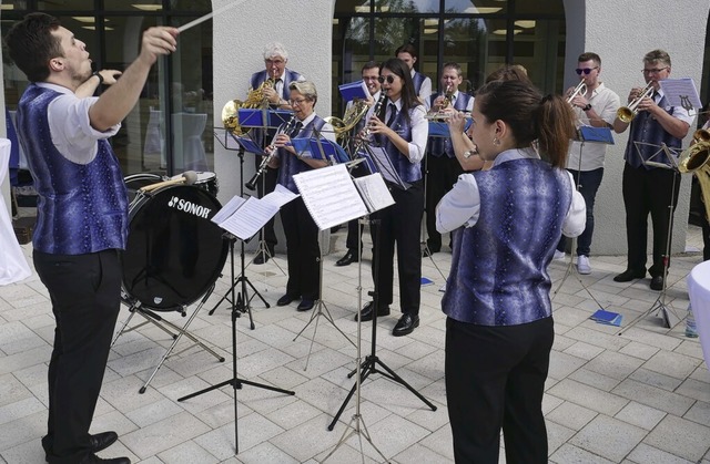 Die Stadtmusik Wehr bei der Einweihung...ie Geld fr eine neue Uniform sammeln.  | Foto: Michael Gottstein