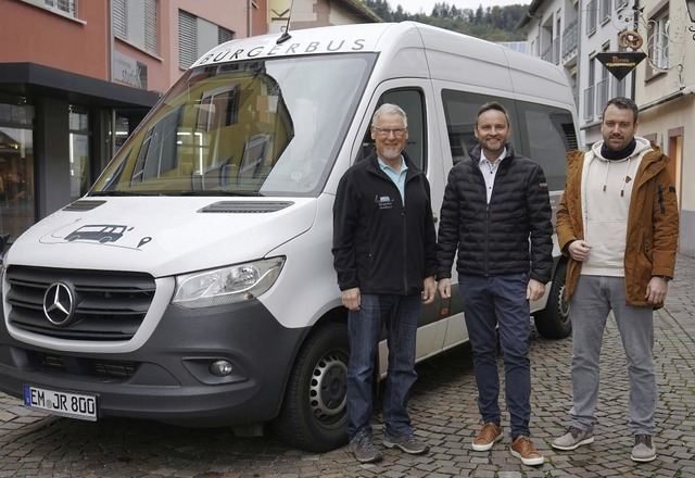 Brgerbusbeauftragter Michael Gb, Obe...der und Sren Radigk vor dem Brgerbus  | Foto: Stadt Waldkirch