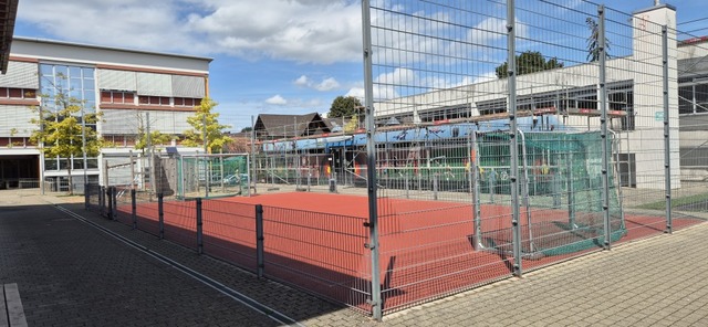 Der Bolzplatz auf dem Hof der Grundsch...zwischen Anwohnern und der Stadt Lahr.  | Foto: Christian Kramberg