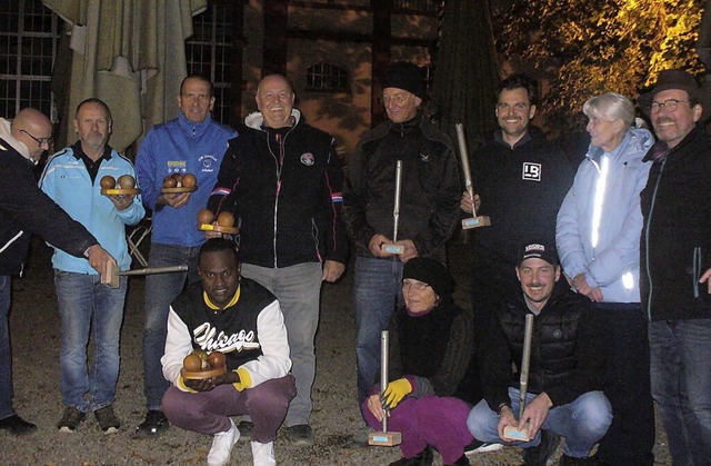 Die Orgelpfeifen als Trophen in der Hand: Die Sieger des Boule-Turniers.  | Foto: Jutta Beckmann