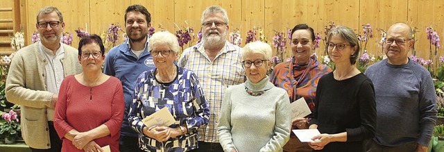 Ortsvorsteher Andreas Bix (links) belohnt die ehrenamtlichen Blumenpaten.   | Foto: Reiner Beschorner