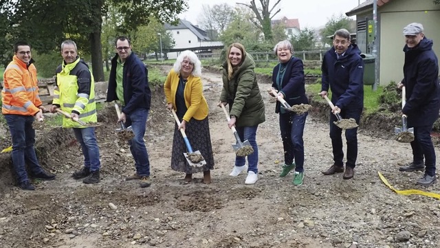 Legen Hand an fr den neuen Radweg: M...gte gaben den Startschuss fr den Bau.  | Foto: Michael Haberer