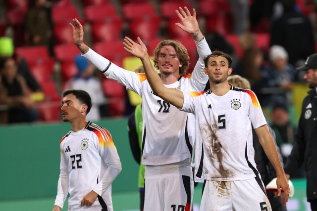 Max Rosenfelder jubelt nach dem 2:1-Sieg gegen Bulgarien.  | Foto: Daniel Lb (dpa)