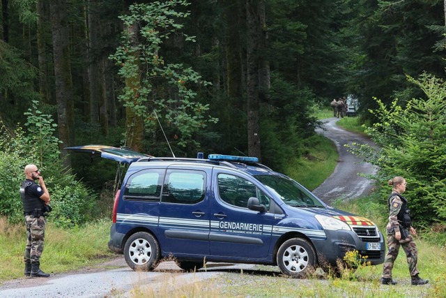 Archivbild: Franzsische Gendarmen blo...m Elsass vermissten Jugendlichen Lina.  | Foto: Frederick Florin (dpa)