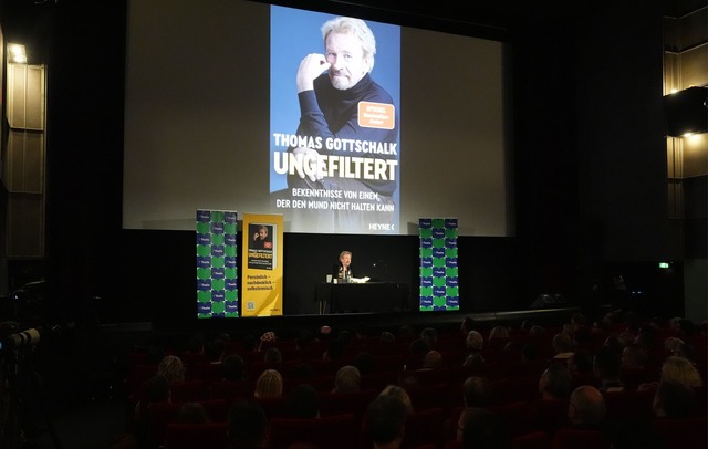 Der Entertainer stellte sein Buch in Hamburg vor.  | Foto: Marcus Brandt/dpa