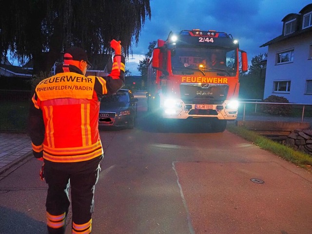 Die Feuerwehr testet die Straenbreite...en geht es mit Mhe gerade noch durch.  | Foto: Boris Burkhardt