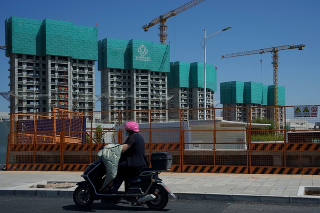 Chinas Regierung will mit umgerechnet ...nungsmarkt stabilisieren. (Archivbild)  | Foto: Vincent Thian/AP