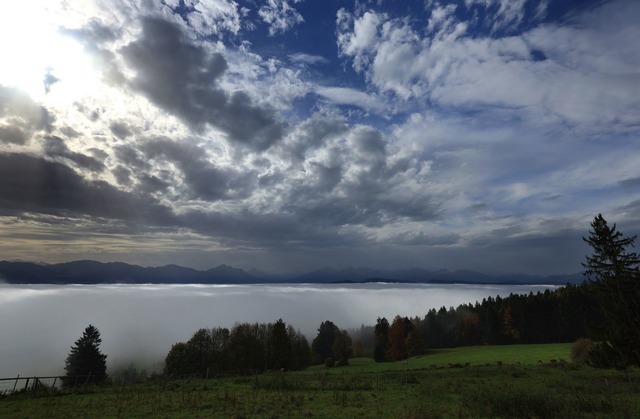 Ein Meer aus Nebel vor dem Panorama de...s, aber mildes Wetter erwartet Bayern.  | Foto: Karl-Josef Hildenbrand/dpa