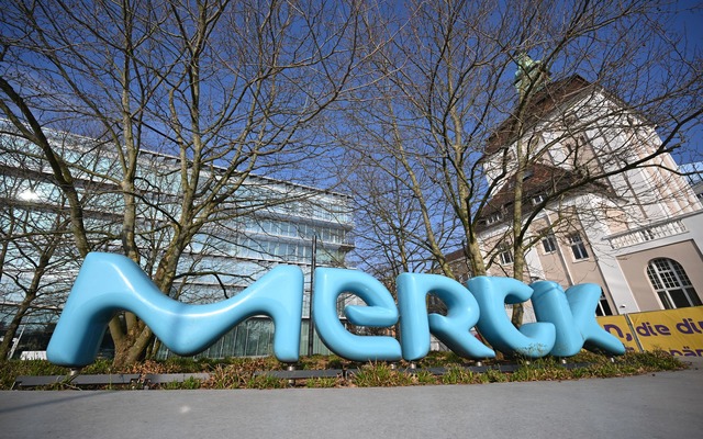 Der Pharma- und Chemiekonzern Merck wi...chstum zur&uuml;ckkehren. (Archivbild)  | Foto: Arne Dedert/dpa