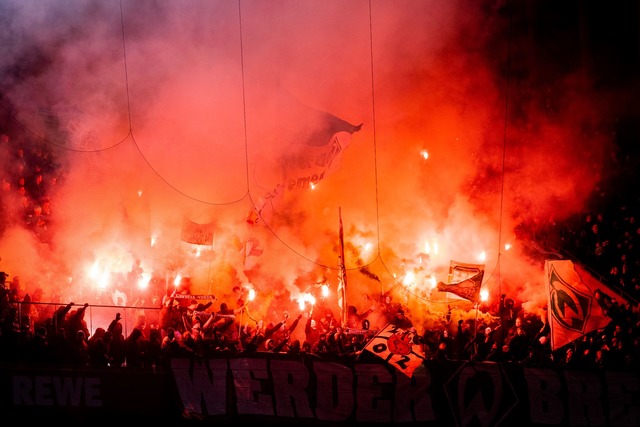 Der Einsatz von Pyrotechnik im Stadion...ml;nden ein gro&szlig;er Dorn im Auge.  | Foto: Rolf Vennenbernd/dpa