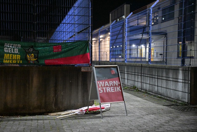 Die Gewerkschaft rechnet damit, dass a...en Automaten knapp werden d&uuml;rfte.  | Foto: Hannes P. Albert/dpa