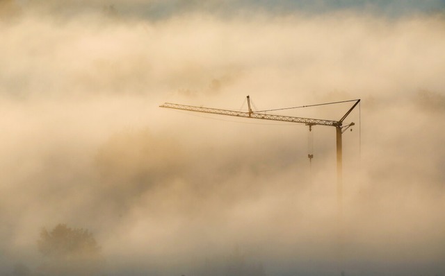 In der Bauwirtschaft sieht es derzeit neblig bis dster aus.  | Foto: Thomas Warnack (dpa)