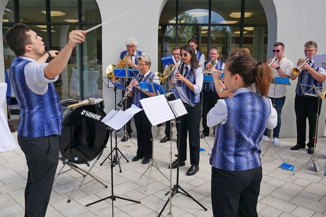 Die Stadtmusik Wehr bei der Einweihung...ie Geld fr eine neue Uniform sammeln.  | Foto: Michael Gottstein