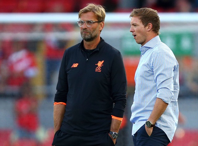 Einst Vereinstrainer, jetzt nicht mehr...;rgen Klopp und Julian Nagelsmann (r).  | Foto: Dave Thompson/AP/dpa