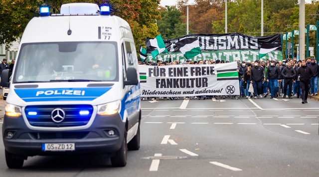 Fans bef&uuml;rchten arge Konsequenzen... ihren Kopf hinweg entschieden werden.  | Foto: Moritz Frankenberg/dpa