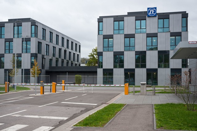 Auch der ZF-Standort in Saarbr&uuml;ck...esweiten Stellenabbau nicht verschont.  | Foto: Oliver Dietze/dpa