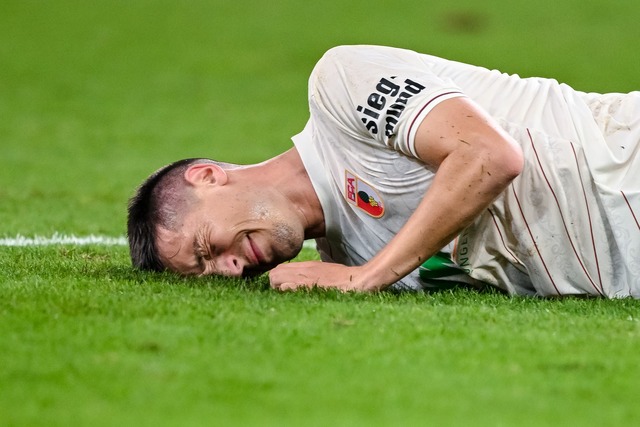 Der FC Augsburg plant in Freiburg ohne Abwehrspieler Keven Schlotterbeck.  | Foto: Harry Langer/dpa