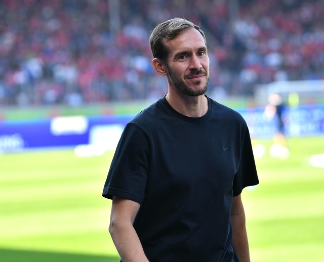 Am Samstag treffen Trainer Julian Schu...d der SC Freiburg auf den FC Augsburg.  | Foto: Jan-Philipp Strobel/dpa