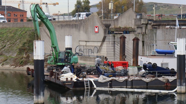 Zwei Autos auf dem Schiff wurden durch...den sp&auml;ter von Experten geborgen.  | Foto: Marco Priebe/dpa