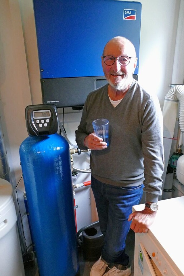 Armin Elsner aus Nonnenweier mit der A...aus dem eigenen Brunnen filtern  soll.  | Foto: Ulrike Derndinger