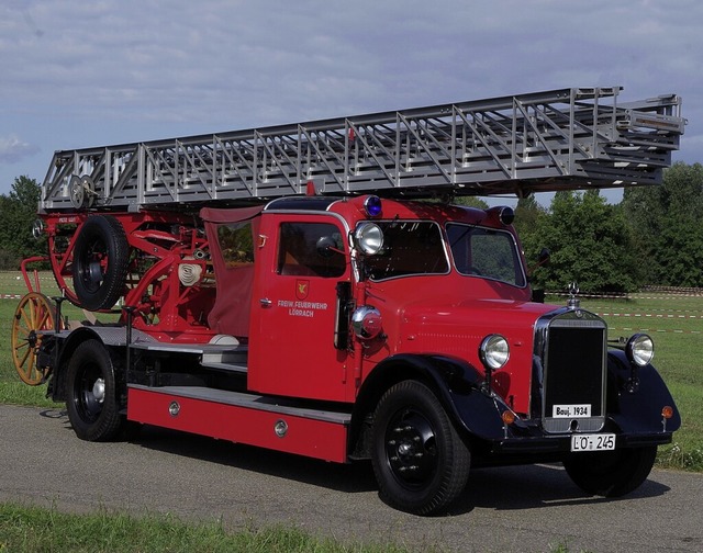 51 Jahre war die historische Drehleiter 24 im Dienst.  | Foto: Feuerwehr Lrrach