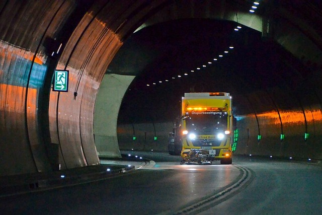 Zentimeter fr Zentimeter schieben die...n Hochdruckreiniger ber die Fahrbahn.  | Foto: Felix Lieschke-Salunkhe