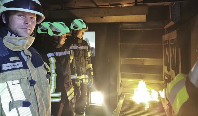 Einsatzkrfte stehen in der Brandbungsanlage, whrend Feuer brennt.  | Foto: Berfin Karagzl