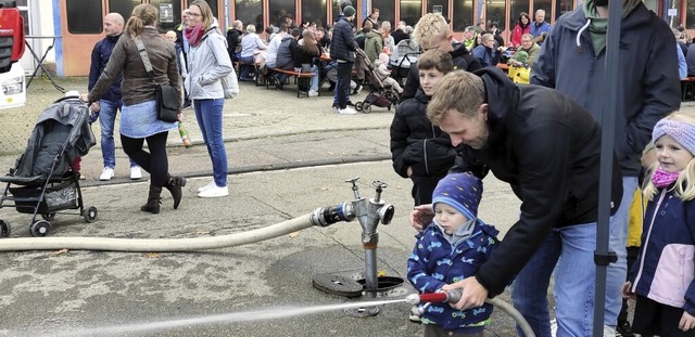 Die Faszination Feuerwehr ist auch bei den ganz Kleinen schon sichtbar.  | Foto: Werner Schnabl