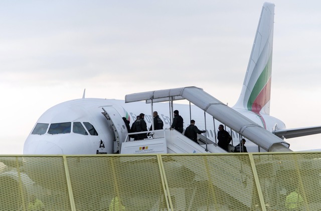 Bis sie mit dem Flugzeug Deutschland v...andes erh&ouml;ht werden. (Archivbild)  | Foto: Daniel Maurer/dpa