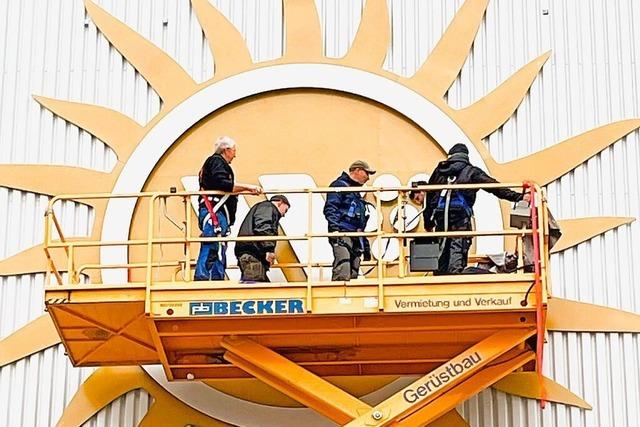 Badischer Winzerkeller in Breisach frischt Fassade mit neuem Logo auf