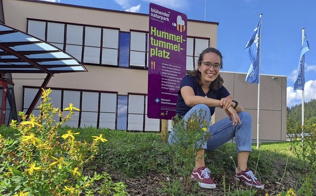 Dorothea Portner beim Hummel-Tummel-Pl...is vorm Unternehmenssitz angelegt hat.  | Foto: Verena Pichler