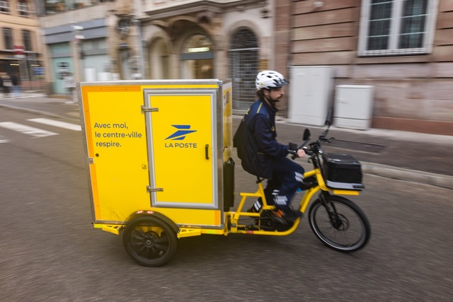 Im Zentrum laden Mitarbeiter die Sendu... und stellen sie per Lastenfahrrad zu.  | Foto: Philipp von Ditfurth//dpa