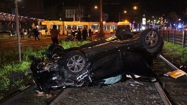 Nach einem Unfall in Mannheim, bei dem...ie&szlig;en, lag ein Pkw auf dem Dach.  | Foto: Marco Priebe/dpa