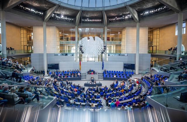 Der Bundestag stimmt namentlich &uuml;...as "Sicherheitspaket" ab. (Archivbild)  | Foto: Michael Kappeler/dpa