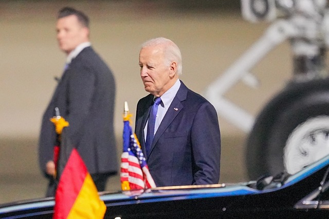 F&uuml;r Joe Biden ist die Stippvisite in erster Linie ein Abschiedstrip.  | Foto: Michael Kappeler/dpa