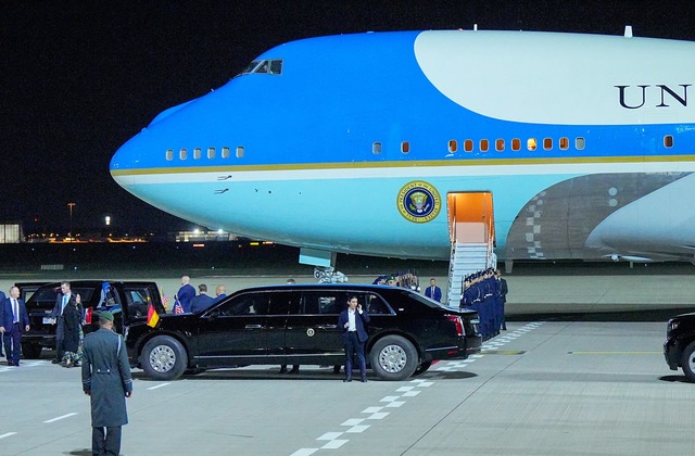 Die Air Force One von US-Pr&auml;sident Biden ist am Abend in Berlin gelandet.  | Foto: Michael Kappeler/dpa