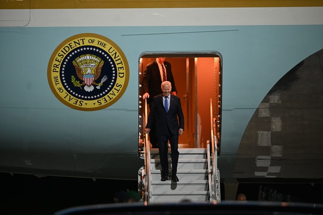 Ankunft von US-Pr&auml;sident Biden in Berlin.  | Foto: Rabea Gruber/dpa