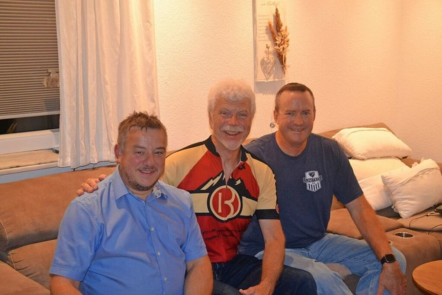 Ortsvorsteher Johannes Schweizer, Tom ...fndler und ihrer Familie (von links).  | Foto: Janna Kies