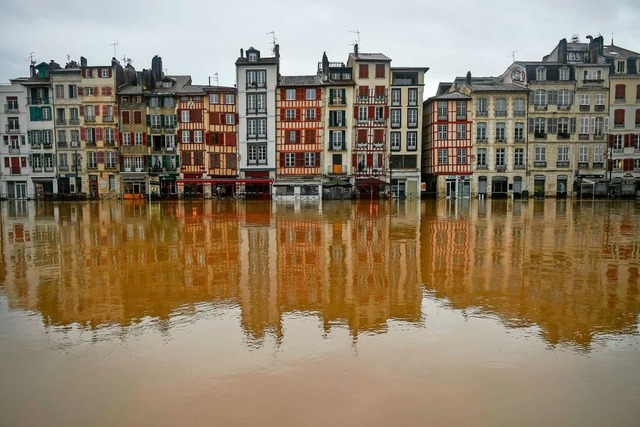 Gebude neben dem Hochwasser des Flusses La Nive in Bayonne, Sdwestfrankreich  | Foto: Gaizka Iroz (dpa)