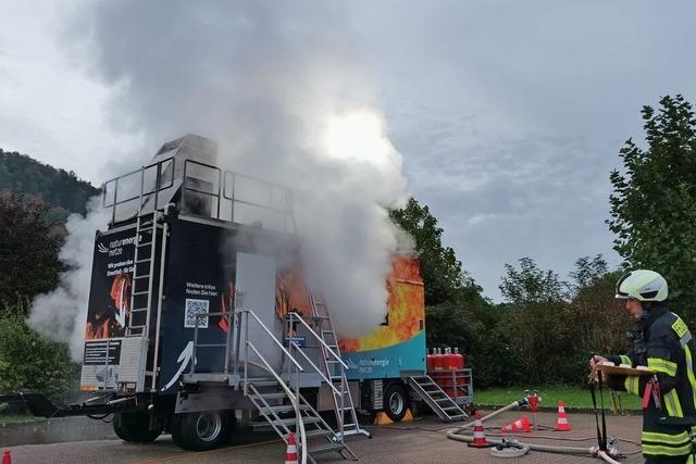 Wie Feuerwehrleute aus dem Wiesental in einem brennenden Container in Schopfheim ben