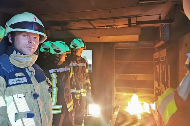 Einsatzkrfte stehen in der Brandbungsanlage, whrend Feuer brennt.  | Foto: Berfin Karagzl