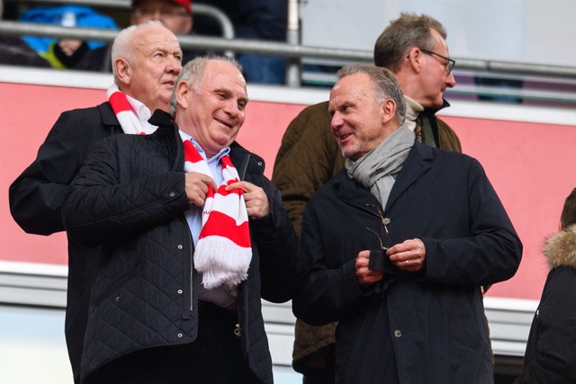 Uli Hoene&szlig; (l) und Karl-Heinz Rummenigge (r) und haben Spa&szlig;.  | Foto: Matthias Balk/dpa