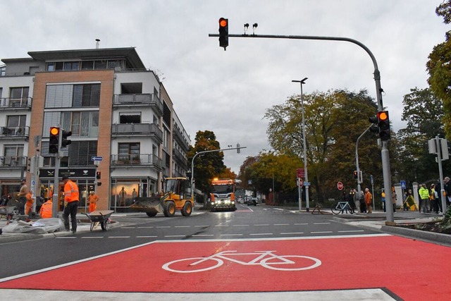 Rote Markierungen auf der Fahrbahn sol...e Sicherheit fr Radfahrer verbessern.  | Foto: Thomas Loisl Mink