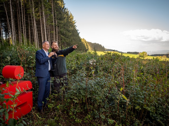 Johannes Bche, Revierfrster fr Bied...e, wie der neue Sparkassenwald wchst.  | Foto: Sparkasse Freiburg-Nrdlicher Breisgau