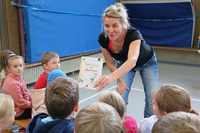 Die quirlige Autorin Frauke Angel begeistert die Kinder bei Lesung in Bonndorf