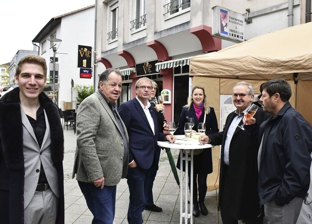 Beim Rundgang ber die Mrkte mit OB Klaus Eberhardt (Mitte)  | Foto: Heinz und Monika Vollmar