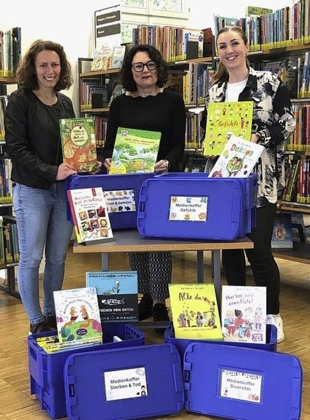 Malena Kimmig (l.) und Sueva Chabenat ...om  Freundeskreis der  Stadtbibliothek  | Foto: Stadtbibliothek Offenburg